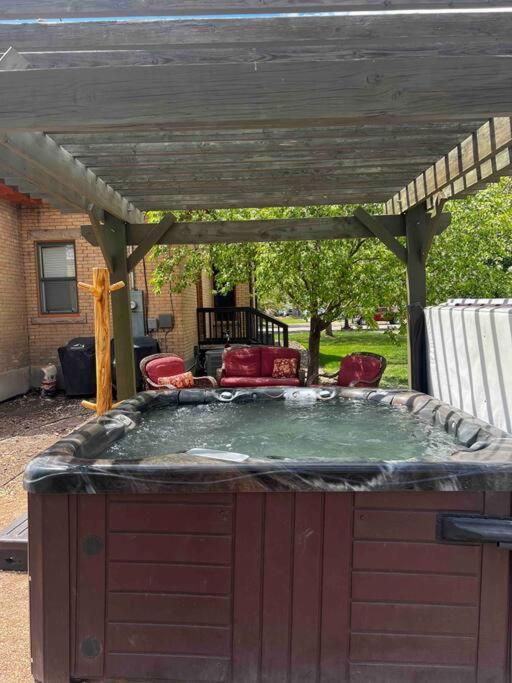 The Lovemore Inn~Hot Tub~Cheerful Carriage Home Delta Kültér fotó